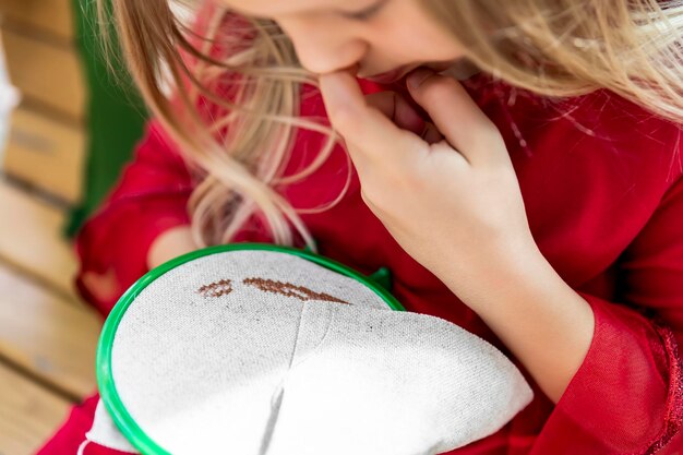 Zbliżenie na haftowaną aplikację z bliska